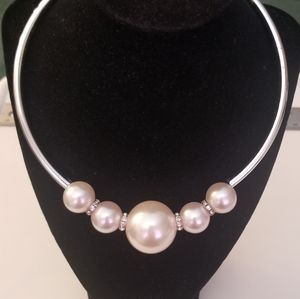 Chunky pearl necklace
